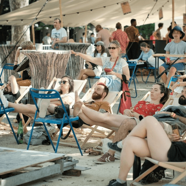 espace détente du festival swinging montpellier 2025 avec transat, chilienne