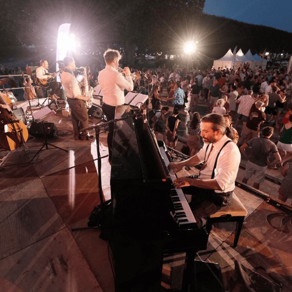 grande scène du festival swinging montpellier 2025 avec les grands concerts et les bals sous les étoiles