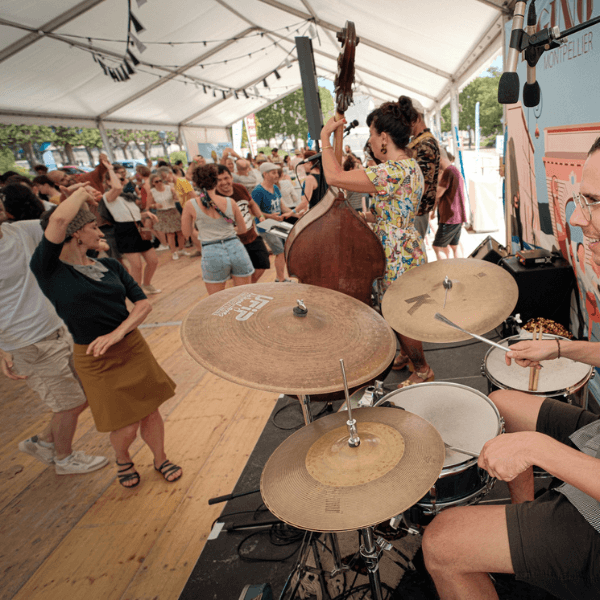 petite scène du festival swinging montpellier 2025 située dans la guinguette d'oc